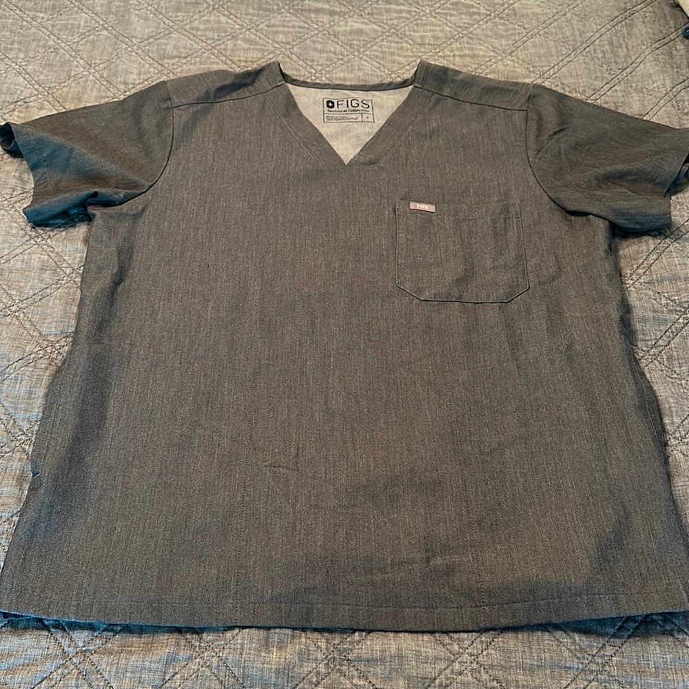 Men’s size large figs scrub top